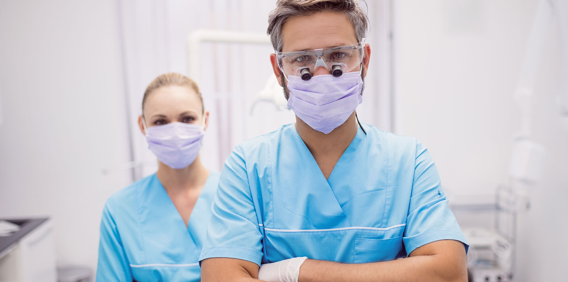 il-dentista-che-sta-con-le-armi-ha-attraversato-alla-clinica-dentale