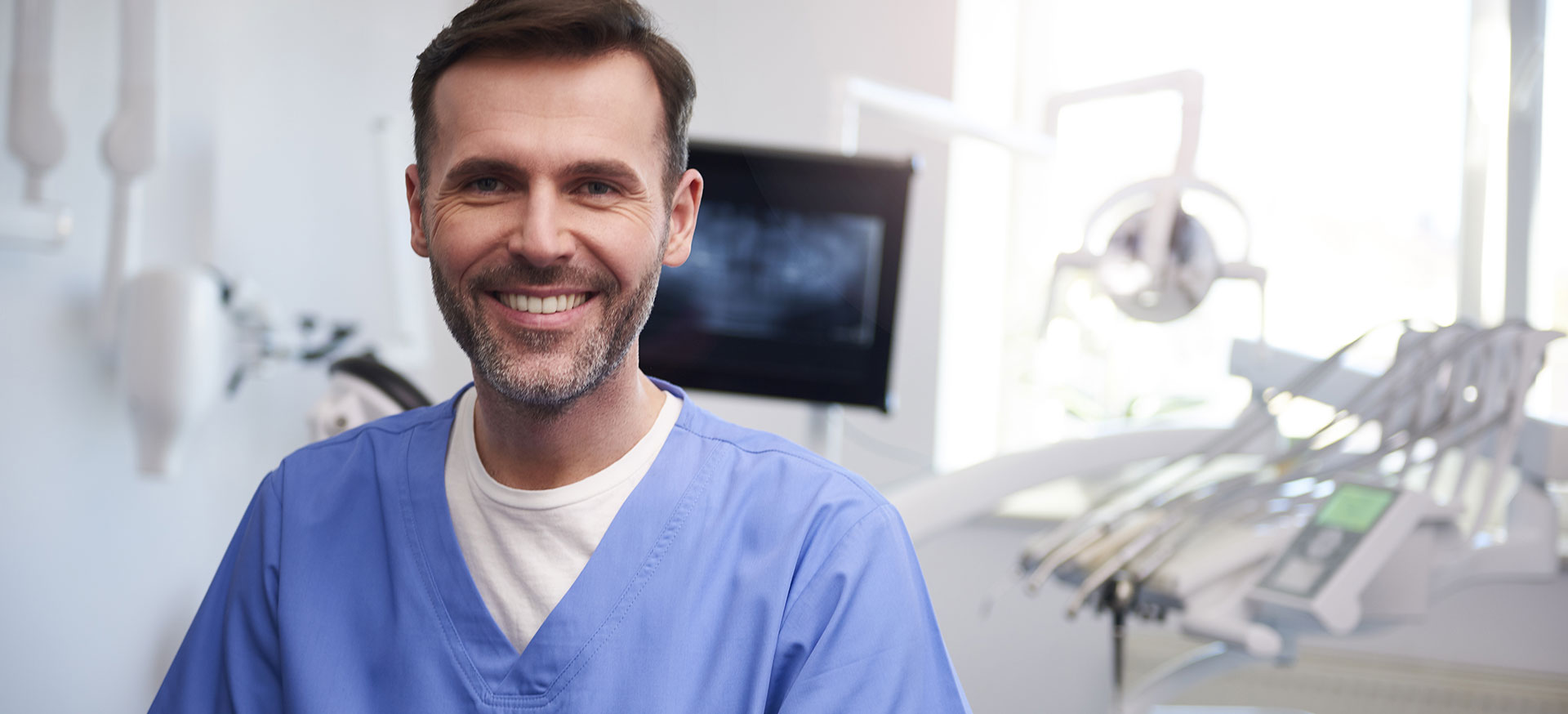 ritratto-di-dentista-sorridente-nell-ufficio-del-dentista